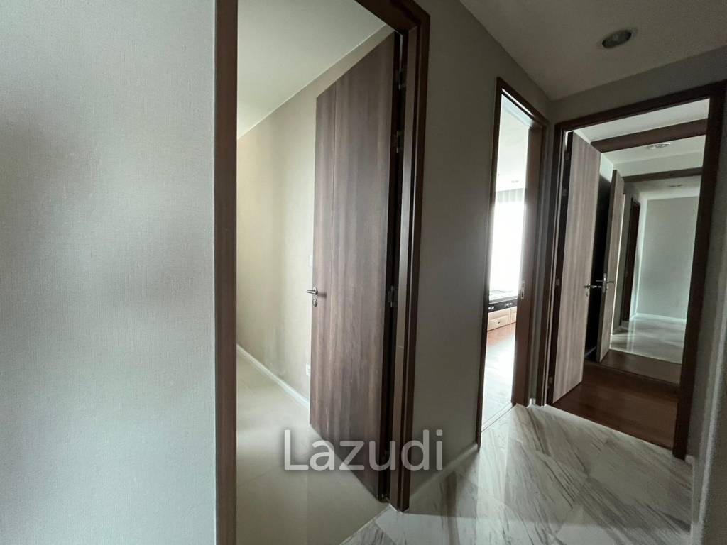 Luxurious 3-Bed Condo at Menam Residences, Bangkok