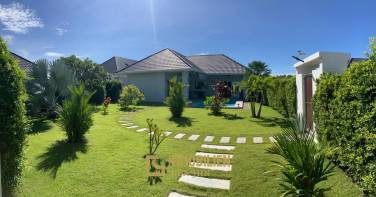 Smart Hamlet: Villa avec piscine, 2 chambres et 2 salles de bains sur un grand terrain.