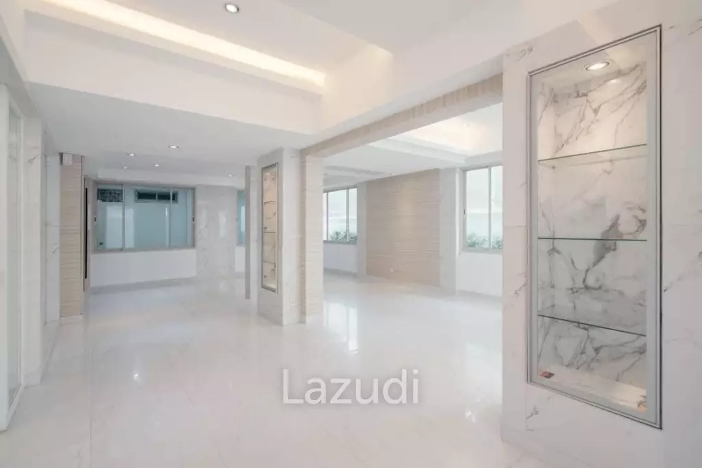 Luxury 4-Bed Detached Home in Watthana, Bangkok