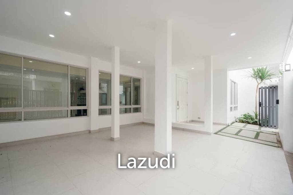 Luxury 4-Bed Detached Home in Watthana, Bangkok