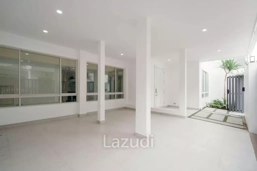 Luxury 4-Bed Detached Home in Watthana, Bangkok