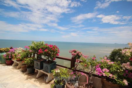 Large Absolute Beachfront Penthouse With Mesmerizing Ocean Views