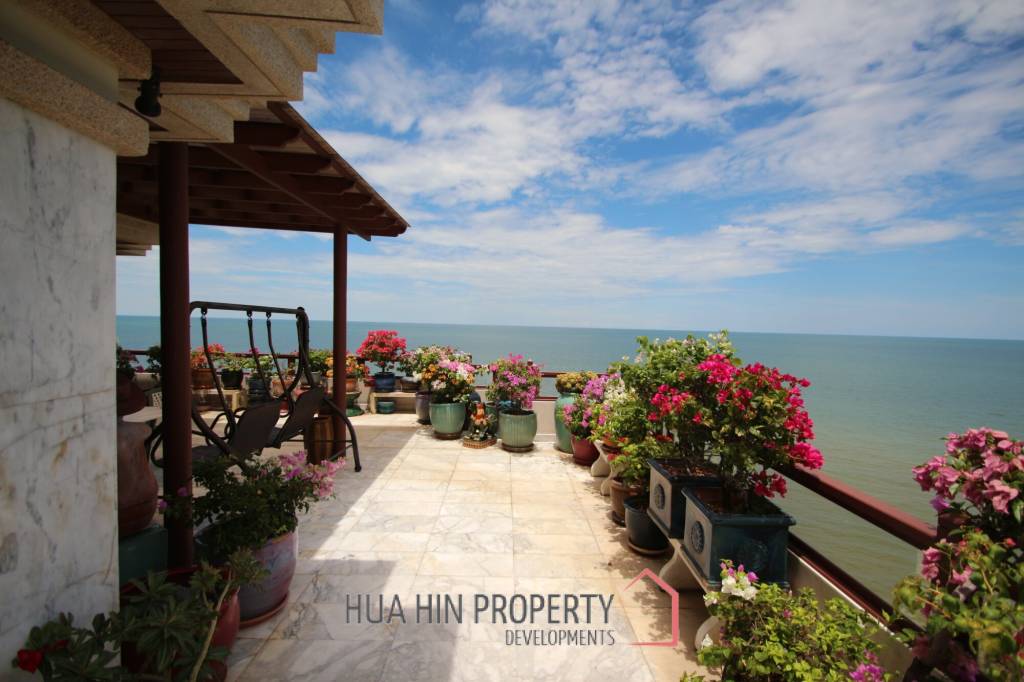 Large Absolute Beachfront Penthouse With Mesmerizing Ocean Views