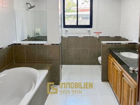 Renovated 3 bedroom Pool Villa in great location!