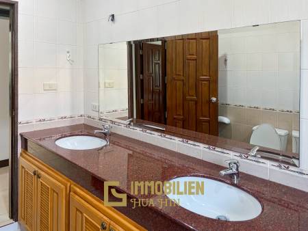 Renovated 3 bedroom Pool Villa in great location!