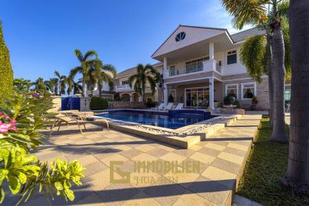 Hua Hin Palm Village : 2 Storey 6 Bedroom Pool Villa