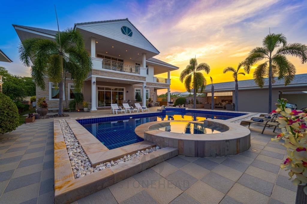 Hua Hin Palm Village : 2 Storey 6 Bedroom Pool Villa