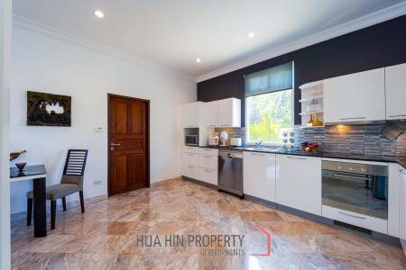 Hua Hin Palm Village : 2 Storey 6 Bedroom Pool Villa