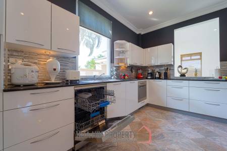 Hua Hin Palm Village : 2 Storey 6 Bedroom Pool Villa