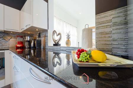 Hua Hin Palm Village : 2 Storey 6 Bedroom Pool Villa
