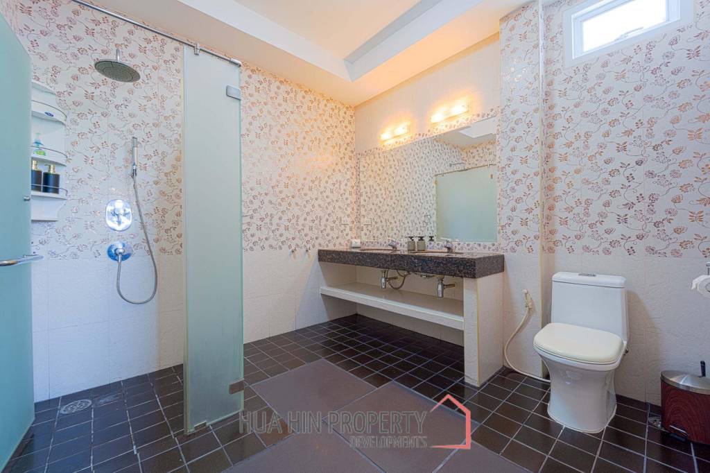 Hua Hin Palm Village : 2 Storey 6 Bedroom Pool Villa