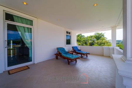 Hua Hin Palm Village : 2 Storey 6 Bedroom Pool Villa