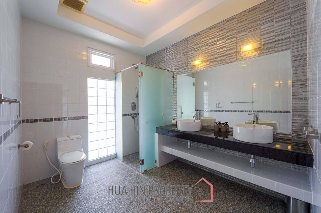 Hua Hin Palm Village : 2 Storey 6 Bedroom Pool Villa