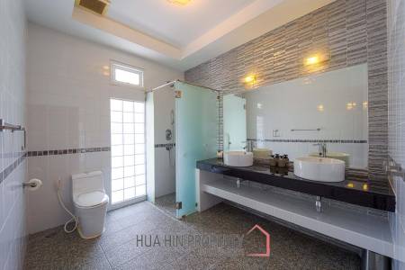 Hua Hin Palm Village : 2 Storey 6 Bedroom Pool Villa