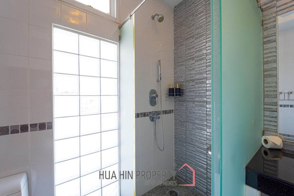 Hua Hin Palm Village : 2 Storey 6 Bedroom Pool Villa