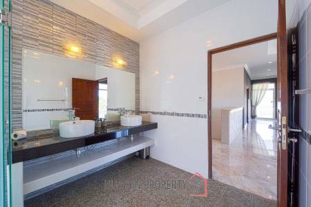 Hua Hin Palm Village : 2 Storey 6 Bedroom Pool Villa
