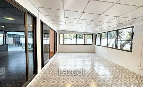 Luxury Home Office in Huaykwang