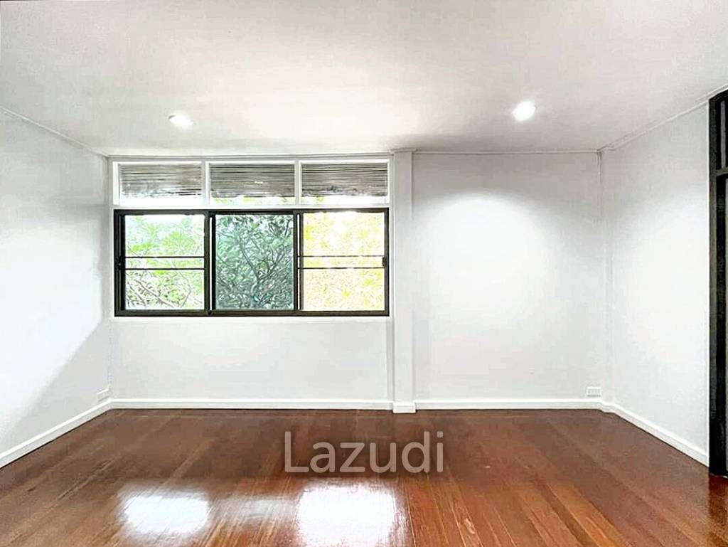 Luxury Home Office in Huaykwang