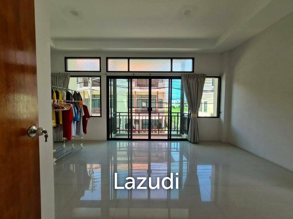 Townhouse 4 Bedrooms for Sale in Midtown Villa