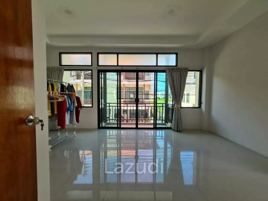 Townhouse 4 Bedrooms for Sale in Midtown Villa