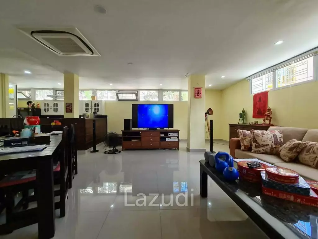Townhouse 4 Bedrooms for Sale in Midtown Villa