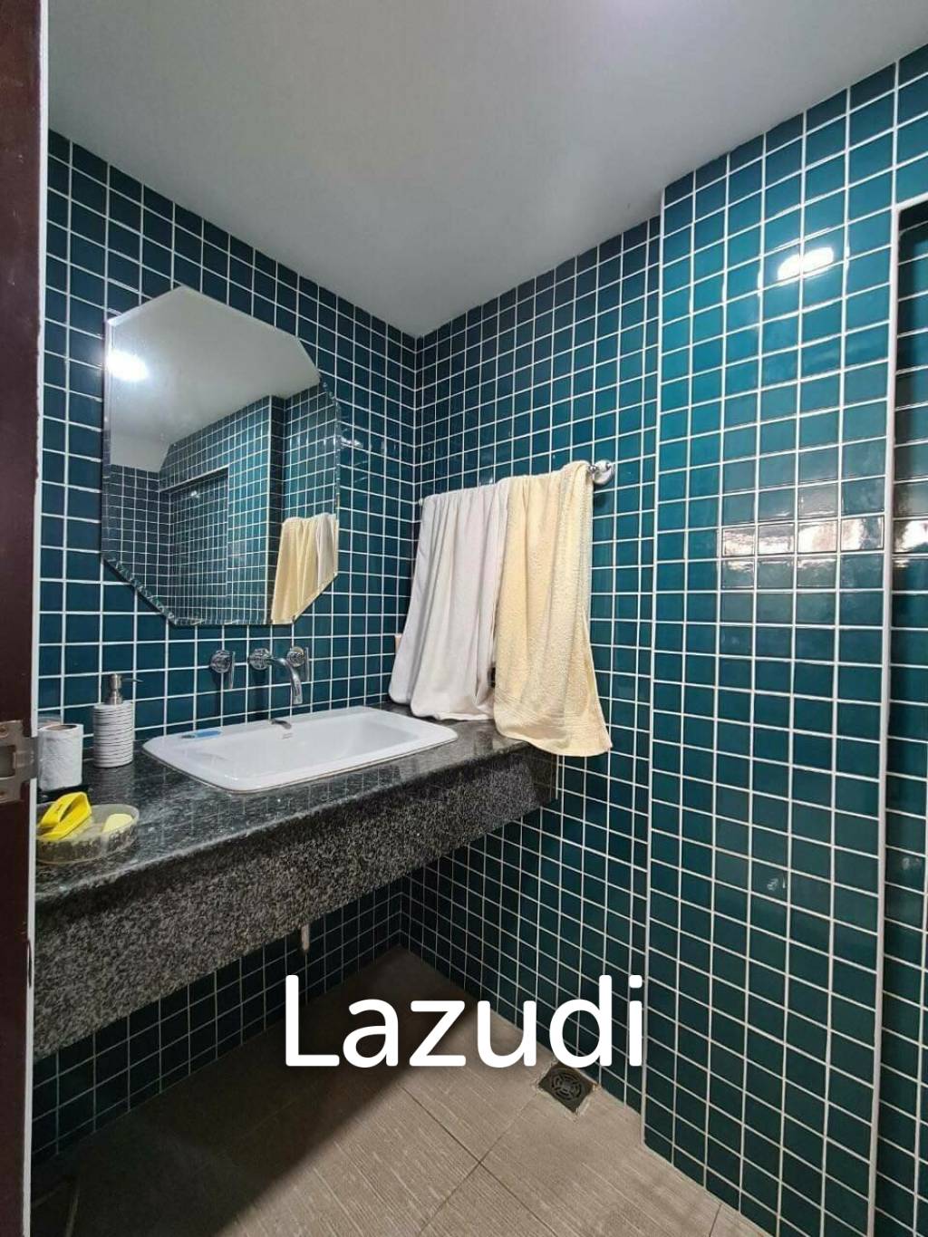 Townhouse 4 Bedrooms for Sale in Midtown Villa
