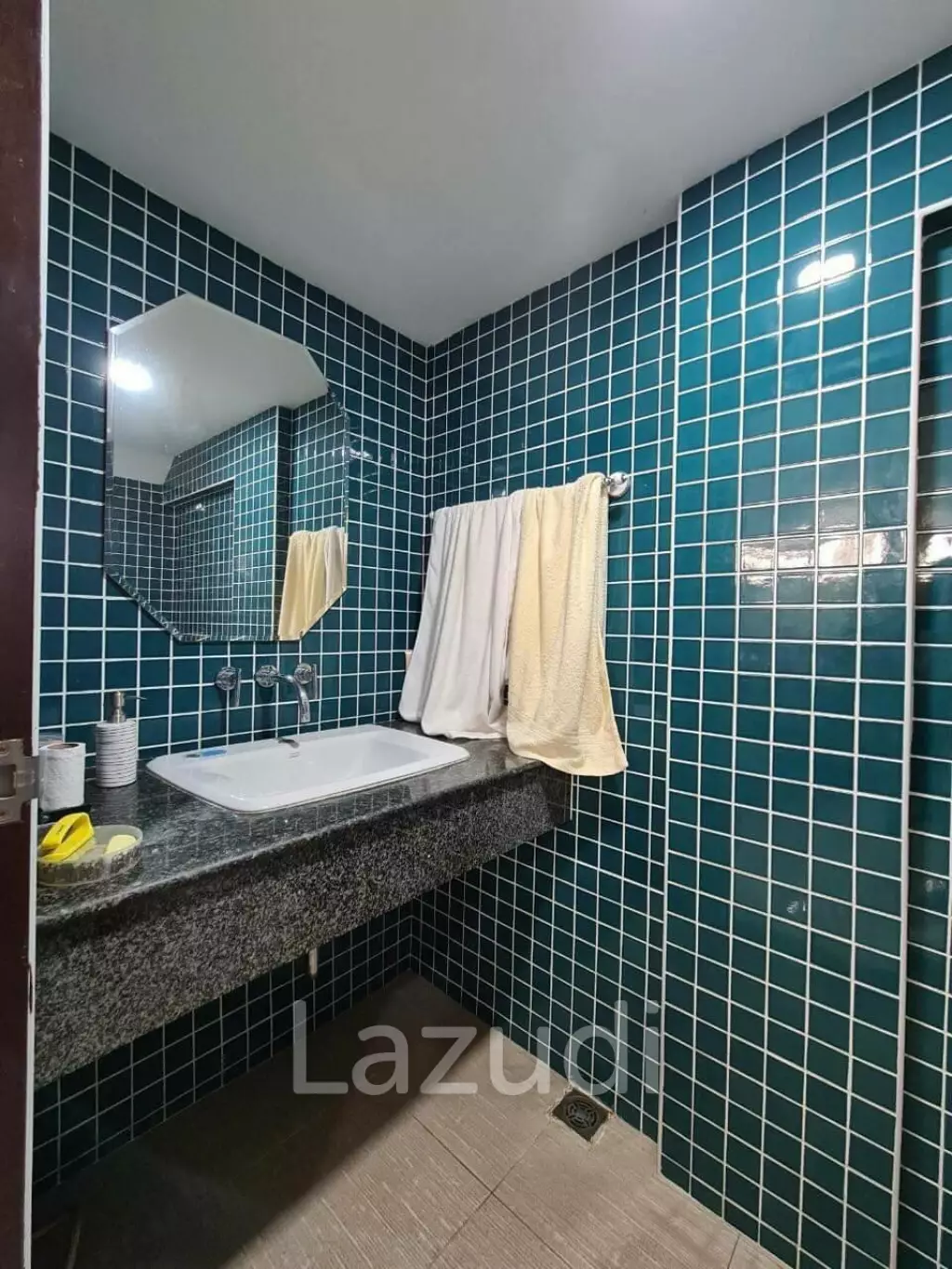 Townhouse 4 Bedrooms for Sale in Midtown Villa