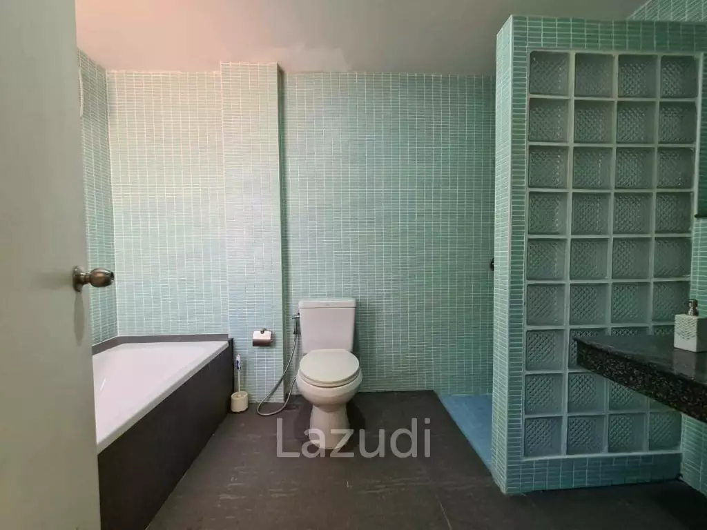 Townhouse 4 Bedrooms for Sale in Midtown Villa
