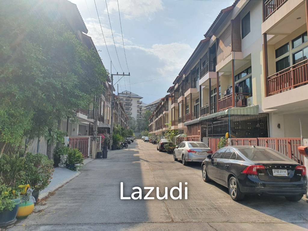 Townhouse 4 Bedrooms for Sale in Midtown Villa
