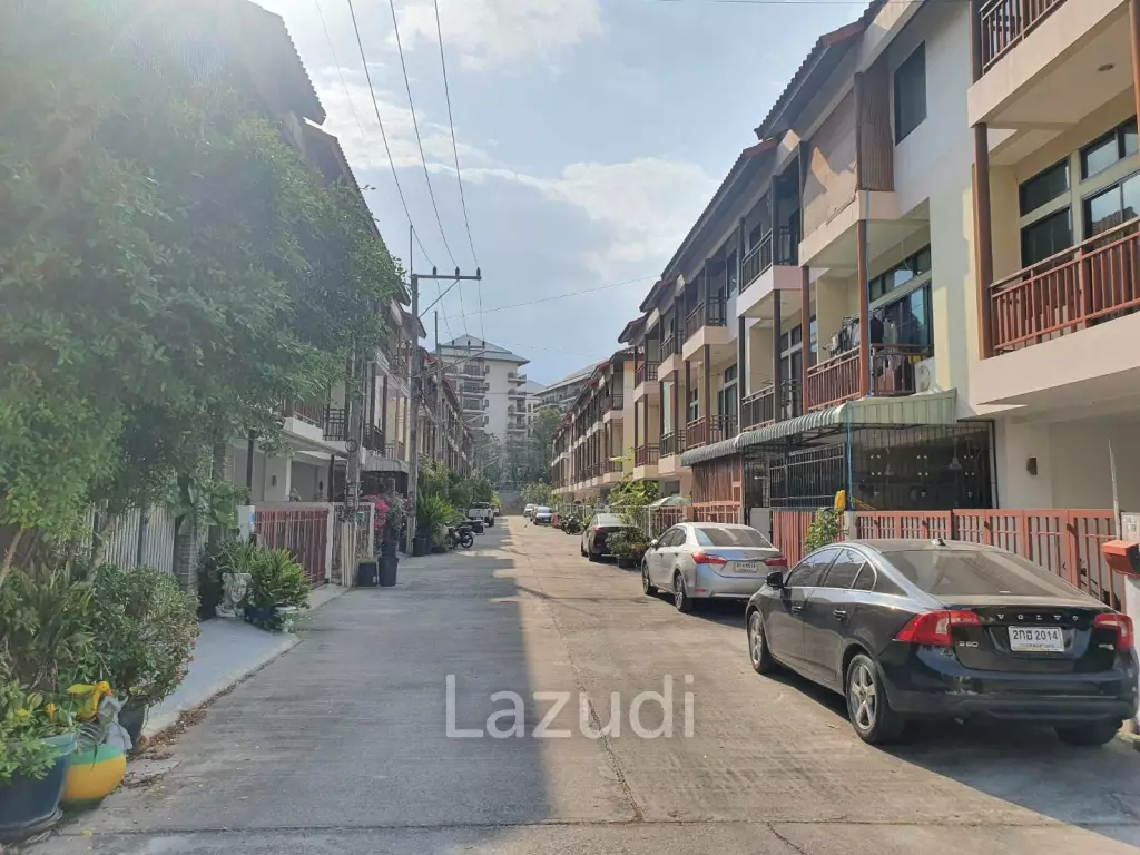 Townhouse 4 Bedrooms for Sale in Midtown Villa