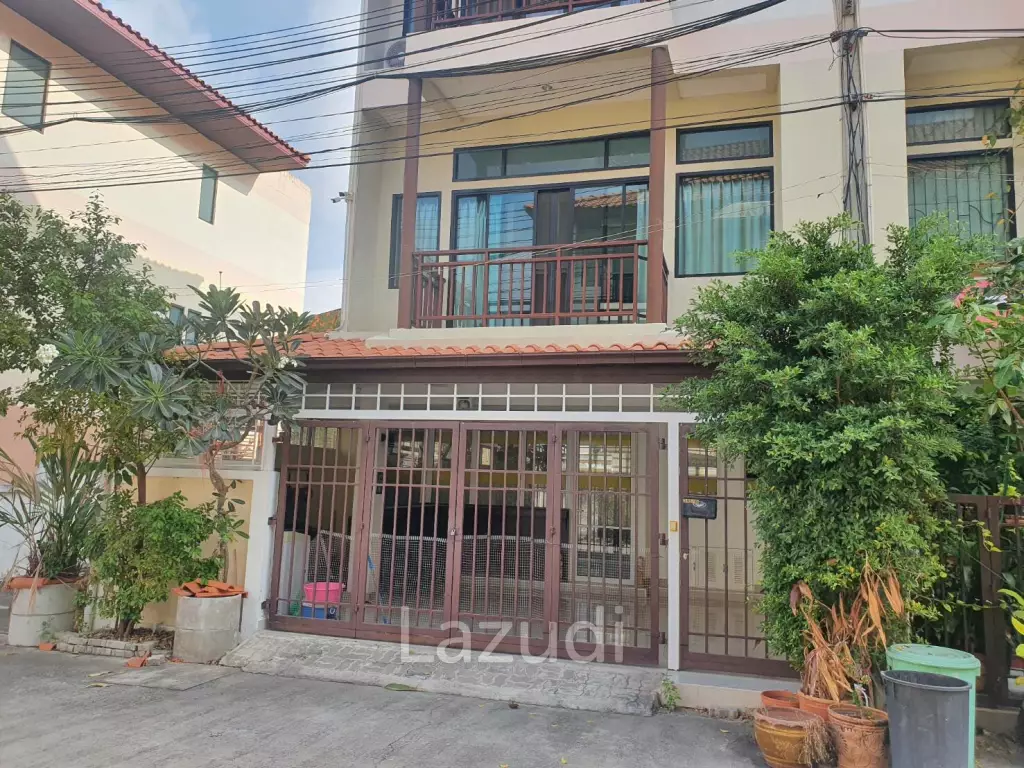 Townhouse 4 Bedrooms for Sale in Midtown Villa