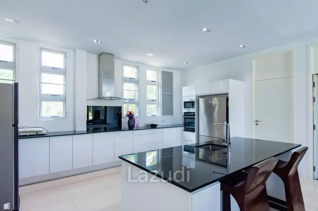 BLACK MOUNTAIN : Luxury 4 Bed Pool Villa in the Golf Course
