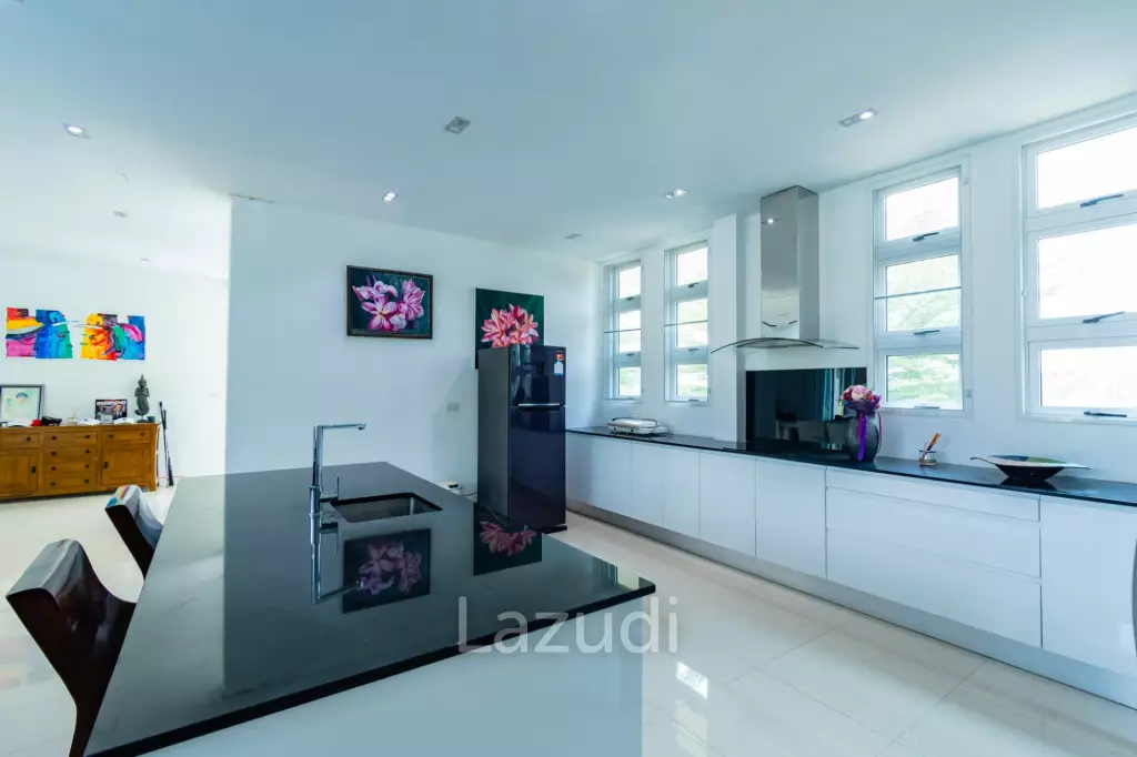BLACK MOUNTAIN : Luxury 4 Bed Pool Villa in the Golf Course