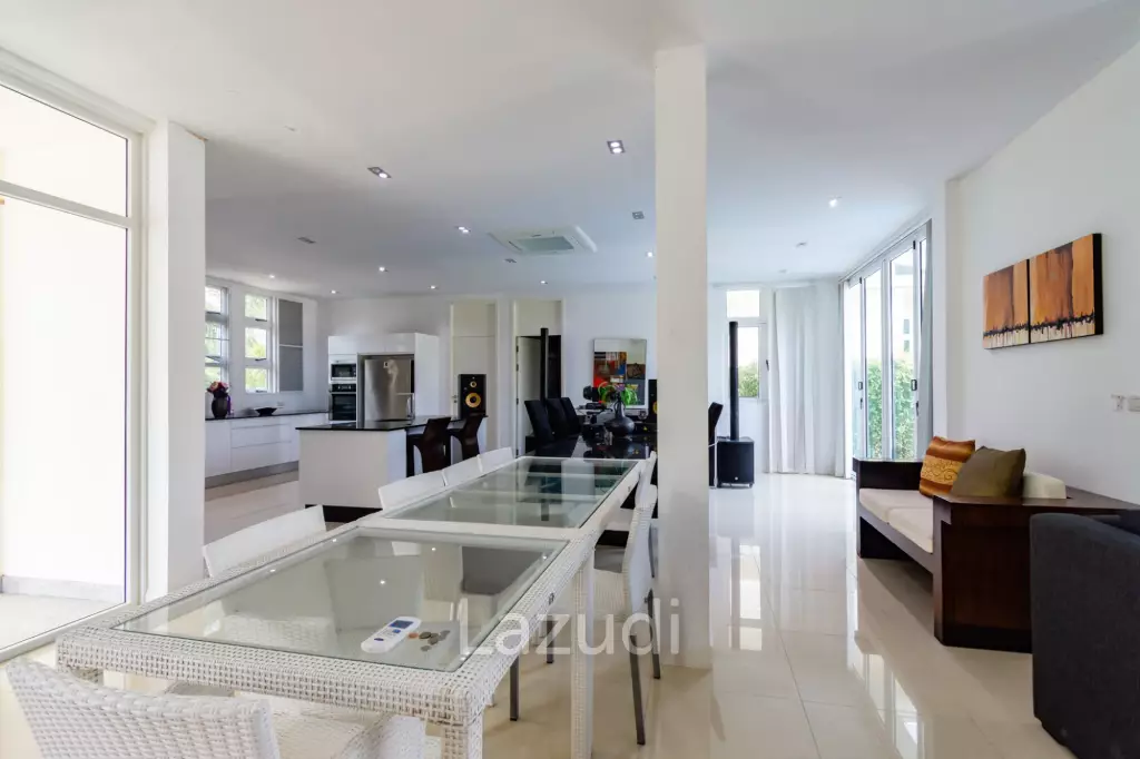 BLACK MOUNTAIN : Luxury 4 Bed Pool Villa in the Golf Course