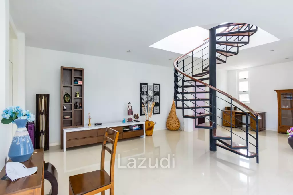 BLACK MOUNTAIN : Luxury 4 Bed Pool Villa in the Golf Course