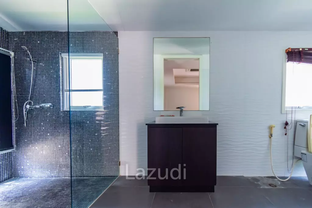 BLACK MOUNTAIN : Luxury 4 Bed Pool Villa in the Golf Course