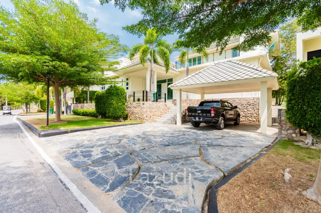 BLACK MOUNTAIN : Luxury 4 Bed Pool Villa in the Golf Course