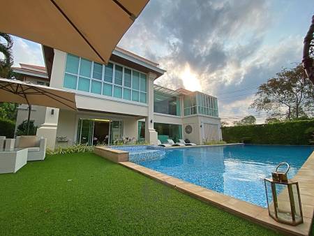 Strandnah: Qualitativ hochwertige einstöckige 4 Schlafzimmer Pool Villa mit Bergblick