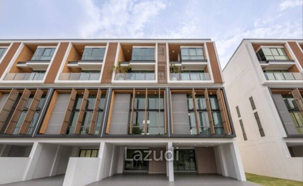 Luxurious Townhouse in SHO Phatthanakarn 32, Bangkok