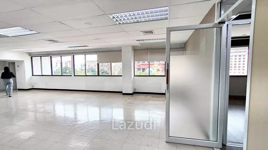 Luxurious Office Space in Tossapon Building, Bangkok