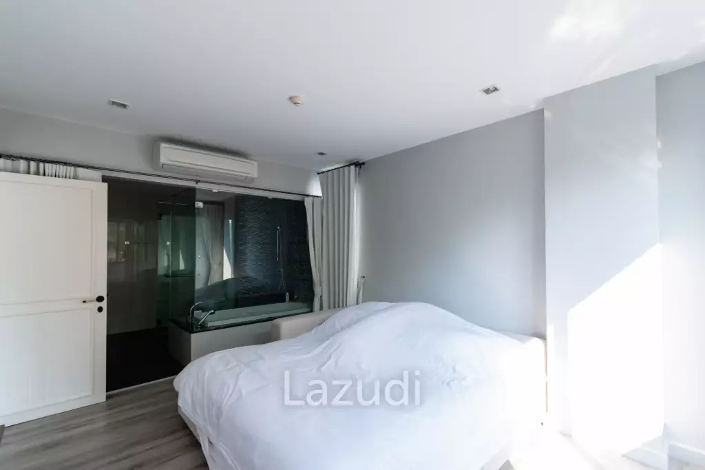 THE CREST SANTORA : Nice 2 Bed Pool view condo