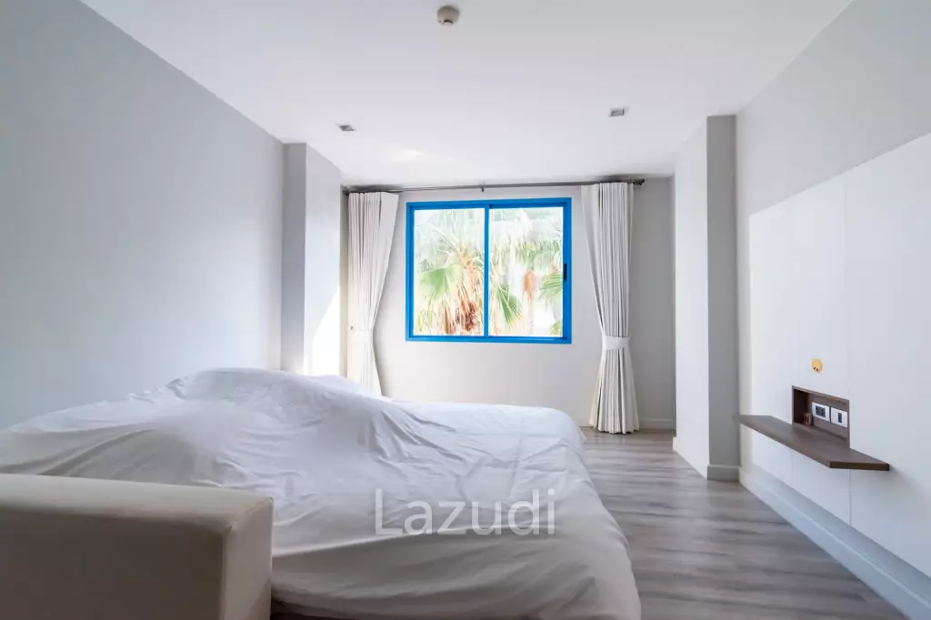 THE CREST SANTORA : Nice 2 Bed Pool view condo