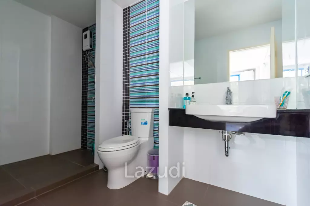 THE CREST SANTORA : Nice 2 Bed Pool view condo