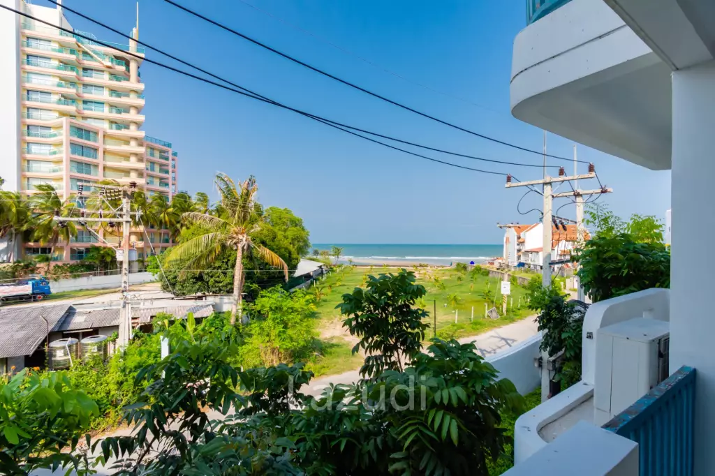 THE CREST SANTORA : Nice 2 Bed Pool view condo