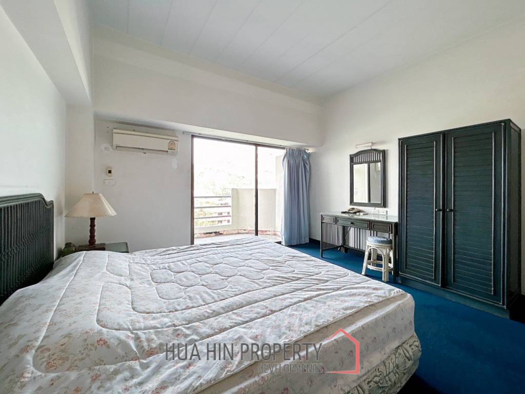 2 Bed Condo With Sea And Mountain Views