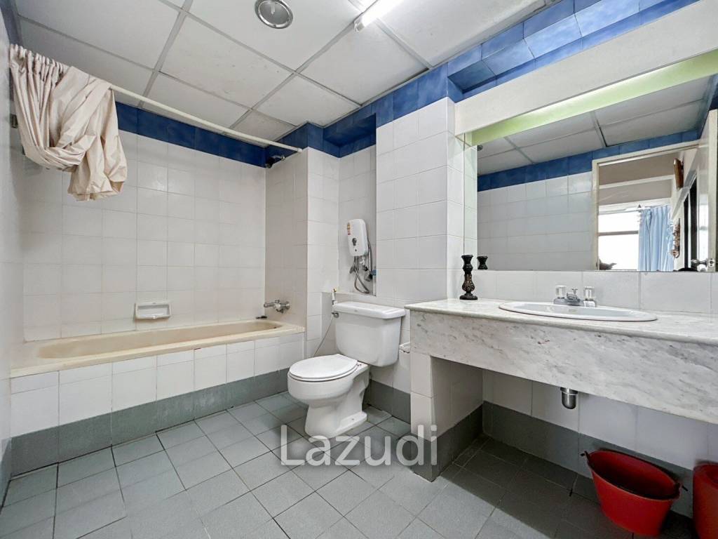2 Bed Condo With Sea And Mountain Views