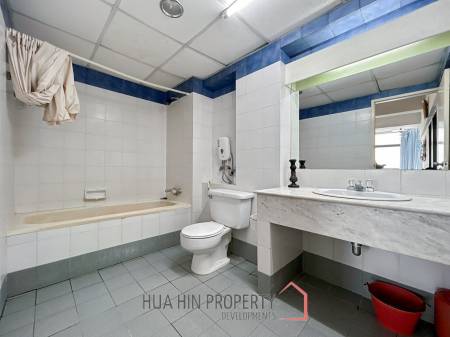 2 Bed Condo With Sea And Mountain Views