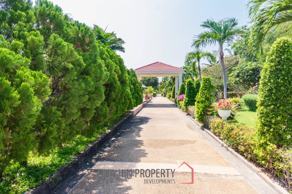 Life style resort with 4 guest villas in Cha am city.