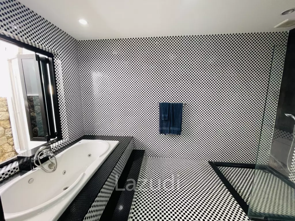 6 Beds 500SQ.M Superb Pool Villa