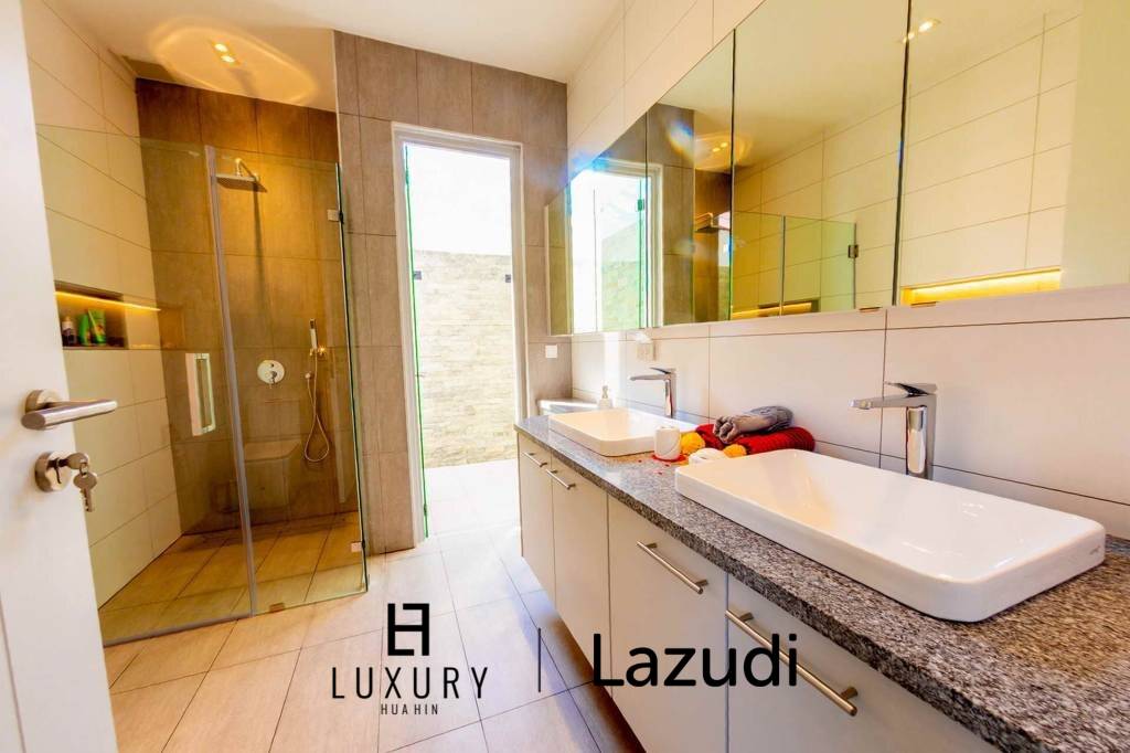 684 ตร.ม 3 เตียง 3 อาบน้ำ วิลล่า For ขาย